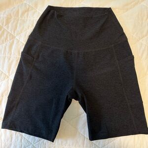 Beyond Yoga pocket spacedye black bike shorts size small